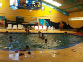 Con una invitación abierta al público, el Complejo Turístico Lago Las Cochas, ubicado en la provincia de Bolívar, se alista para recibir a turistas durante este feriado. Bajo la dirección de Aníbal Coronel, prefecto de la provincia, y Víctor Hugo García Gallegos, gerente de la Empresa Pública de Turismo, el complejo presenta una infraestructura completamente renovada, ideal para el esparcimiento y el disfrute familiar.