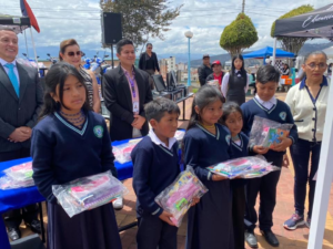 Recursos, tecnología y movilidad llegaron a escuelas y servicios de Chimborazo gracias al Ministerio de Educación Distrito RiobambaÔÇôChambo y sus aliados estratégicos, en un acto que reafirma el compromiso con la educación de calidad, el acto se desarrolló el 8 de octubre.
