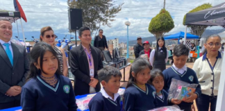 Recursos, tecnología y movilidad llegaron a escuelas y servicios de Chimborazo gracias al Ministerio de Educación Distrito RiobambaÔÇôChambo y sus aliados estratégicos, en un acto que reafirma el compromiso con la educación de calidad, el acto se desarrolló el 8 de octubre.