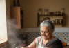 El mes de octubre marca el inicio de una de las tradiciones más esperadas por las familias ecuatorianas: la preparación de la colada morada. Esta bebida ancestral, cargada de historia y sabor, comienza a ocupar un lugar especial en las mesas del país con la llegada de los primeros días del mes.