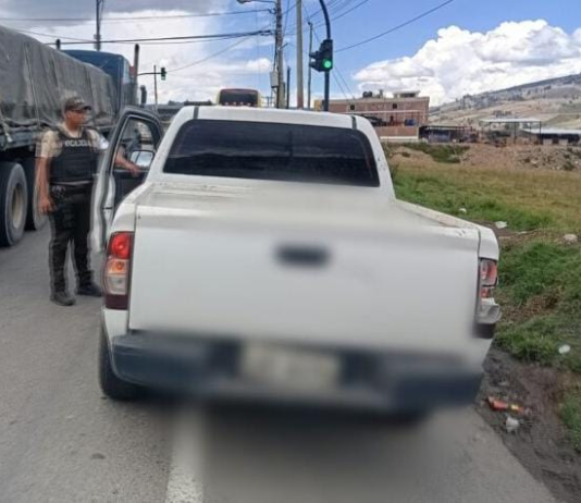 En un operativo de control vial realizado la noche del 14 de octubre, la Policía Nacional logró recuperar un vehículo reportado como robado, gracias al uso del sistema tecnológico Siipne 3W, que permite verificar en tiempo real el estado legal de los automotores.