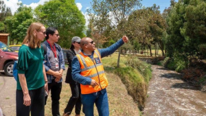 El Municipio de Riobamba recibió la visita oficial de Anja Papenfus y Stefan Tominski, representantes de la Embajada de la República Federal de Alemania, quienes mantuvieron una reunión con el alcalde John Vinueza y su equipo técnico para conocer los avances de los proyectos desarrollados con el respaldo de la Cooperación Alemana (GIZ) en Ecuador.