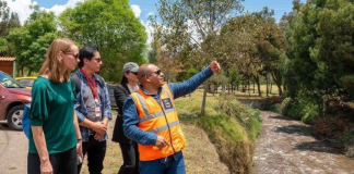 El Municipio de Riobamba recibió la visita oficial de Anja Papenfus y Stefan Tominski, representantes de la Embajada de la República Federal de Alemania, quienes mantuvieron una reunión con el alcalde John Vinueza y su equipo técnico para conocer los avances de los proyectos desarrollados con el respaldo de la Cooperación Alemana (GIZ) en Ecuador.