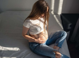 Entre 2018 y 2025, la tasa de fecundidad en adolescentes de 15 a 19 años disminuyó en 30,85 puntos, según datos del Ministerio de Salud Pública. Expertos advierten que el reto ahora está en fortalecer la educación sexual integral y el acceso a servicios de salud amigables para jóvenes.