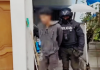 Un operativo policial permitió la aprehensión en delito flagrante de un ciudadano extranjero que fue sorprendido intentando ingresar por la fuerza a una vivienda en el cantón Alausí, provincia de Chimborazo.