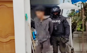 Un operativo policial permitió la aprehensión en delito flagrante de un ciudadano extranjero que fue sorprendido intentando ingresar por la fuerza a una vivienda en el cantón Alausí, provincia de Chimborazo.