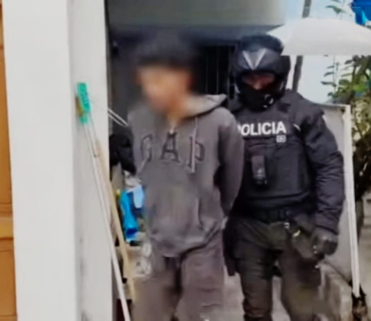 Un operativo policial permitió la aprehensión en delito flagrante de un ciudadano extranjero que fue sorprendido intentando ingresar por la fuerza a una vivienda en el cantón Alausí, provincia de Chimborazo.