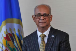 El secretario general de la Organización de Estados Americanos (OEA), Albert Ramdin, llegó en su visita oficial a Ecuador.  El propósito es consolidar un acuerdo de cooperación en seguridad con el Gobierno de Daniel Noboa. Este encuentro, previsto para el domingo 19 y lunes 20 de octubre, busca fortalecer los lazos institucionales frente al incremento de la violencia criminal y el terrorismo urbano que afecta al Ecuador.