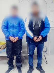 Una vivienda del sur de Riobamba escondía una peligrosa realidad. Tras una denuncia ciudadana, las autoridades descubrieron que el inmueble funcionaba como un bar clandestino donde, además de vender licor sin autorización, se permitía el ingreso de menores de edad.