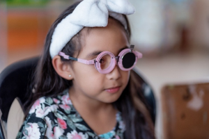 En el marco del Mes de la Visión, es importante destacar que en Ecuador la prevalencia de ceguera infantil se estima en aproximadamente 0,6 por mil niños, según datos de la Organización Mundial de la Salud 2020, mientras que hasta un 90 % de los casos de glaucoma no son diagnosticados oportunamente, de acuerdo con reportes de Edición Médica 2023.