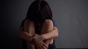 Una historia que sacudió al cantón Guano tuvo lugar el 1 de septiembre de 2025, en el sector Cagauji Alto. Según las investigaciones de la Fiscalía, Juan C. habría aprovechado la ausencia de su pareja, quien salió a realizar labores agrícolas, para abusar sexualmente de su hijastra de apenas nueve años dentro del domicilio familiar.