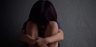 Una historia que sacudió al cantón Guano tuvo lugar el 1 de septiembre de 2025, en el sector Cagauji Alto. Según las investigaciones de la Fiscalía, Juan C. habría aprovechado la ausencia de su pareja, quien salió a realizar labores agrícolas, para abusar sexualmente de su hijastra de apenas nueve años dentro del domicilio familiar.