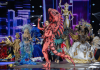 La ecuatoriana Samantha Quenedit acaparó todas las miradas durante la gala de traje típico del Miss Grand International 2025, celebrada en Bangkok, Tailandia. Su impactante vestuario, inspirado en la iguana rosada de las Islas Galápagos, se convirtió en una de las propuestas más originales y comentadas del certamen, ganando elogios del público y de los expertos en moda internacional.