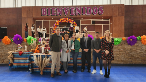 Docentes de la Carrera de Comunicación Social de la Universidad Nacional de Chimborazo (Unach) recibieron el primer lugar en decoración de vasijas durante un evento organizado por la Carrera de Derecho.