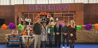 Docentes de la Carrera de Comunicación Social de la Universidad Nacional de Chimborazo (Unach) recibieron el primer lugar en decoración de vasijas durante un evento organizado por la Carrera de Derecho.