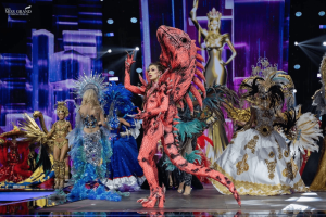 La ecuatoriana Samantha Quenedit acaparó todas las miradas durante la gala de traje típico del Miss Grand International 2025, celebrada en Bangkok, Tailandia. Su impactante vestuario, inspirado en la iguana rosada de las Islas Galápagos, se convirtió en una de las propuestas más originales y comentadas del certamen, ganando elogios del público y de los expertos en moda internacional.