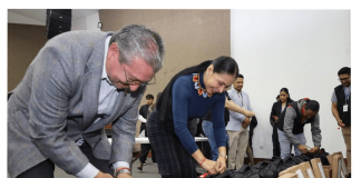 Con la participación de la presidenta del Consejo Nacional Electoral (CNE), Diana Atamaint, y del consejero José Cabrera Zurita, este martes 21 de octubre se inició oficialmente la distribución de los kits técnicos que se emplearán en el Referéndum y Consulta Popular 2025, previsto para el domingo 16 de noviembre.