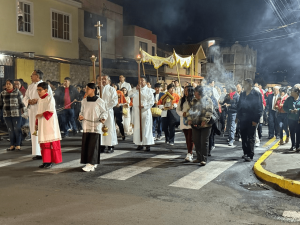 La tarde y noche del martes 21 de octubre, cientos de fieles participaron en un emotivo Vía Crucis que recorrió las principales calles del centro y barrios de Riobamba, en muestra de fe, reflexión y catolicismo. El Vía Crucis es la manifestación religiosa más grande durante la semana santa.