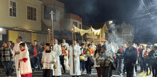 La tarde y noche del martes 21 de octubre, cientos de fieles participaron en un emotivo Vía Crucis que recorrió las principales calles del centro y barrios de Riobamba, en muestra de fe, reflexión y catolicismo. El Vía Crucis es la manifestación religiosa más grande durante la semana santa.