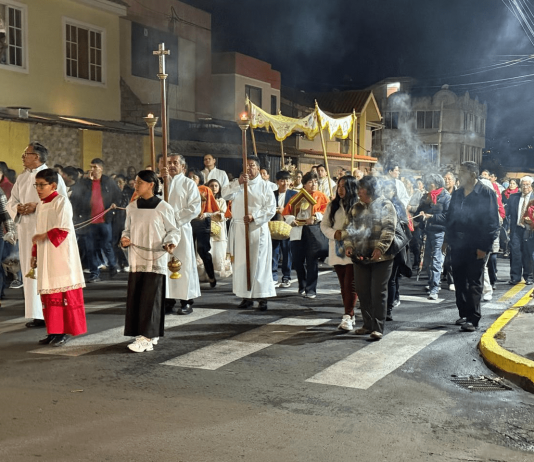 La tarde y noche del martes 21 de octubre, cientos de fieles participaron en un emotivo Vía Crucis que recorrió las principales calles del centro y barrios de Riobamba, en muestra de fe, reflexión y catolicismo. El Vía Crucis es la manifestación religiosa más grande durante la semana santa.