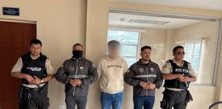 La Policía Nacional del Ecuador continúa su ofensiva contra el microtráfico de drogas en la provincia de Chimborazo. En un operativo ejecutado por la Jefatura Antidrogas de la Subzona, agentes especializados intervinieron un punto de expendio en el sector del Circuito Terminal, al sur de Riobamba, logrando resultados contundentes.