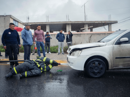 En la Avenida Monseñor Leonidas Proaño, al norte de Riobamba, un vehículo particular comenzó a incendiarse en plena vía, este 29 de octubre.