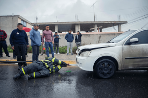 En la Avenida Monseñor Leonidas Proaño, al norte de Riobamba, un vehículo particular comenzó a incendiarse en plena vía, este 29 de octubre.