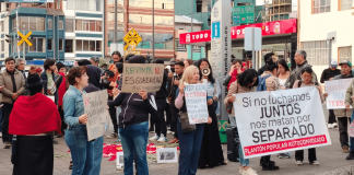 La tarde del 15 de octubre, el centro de Riobamba fue escenario de una jornada de movilización pacífica convocada por la Confederación del Movimiento Indígena de Chimborazo (COMICH) y organizaciones sociales, en rechazo a las políticas económicas y a lo que califican como “represión del Gobierno Nacional” durante las protestas registradas en distintas provincias del país.