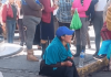 La tarde del viernes 17 de octubre de 2025, un hecho inusual causó conmoción entre comerciantes y transeúntes que se encontraban en las inmediaciones del mercado Oriental de Riobamba. Una mujer de aproximadamente 30 años de edad fue vista sentada sobre la vereda, gritando desesperadamente y realizando movimientos involuntarios, lo que generó preocupación entre quienes presenciaron la escena.
