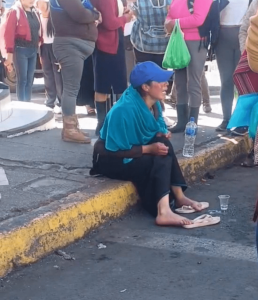 La tarde del viernes 17 de octubre de 2025, un hecho inusual causó conmoción entre comerciantes y transeúntes que se encontraban en las inmediaciones del mercado Oriental de Riobamba. Una mujer de aproximadamente 30 años de edad fue vista sentada sobre la vereda, gritando desesperadamente y realizando movimientos involuntarios, lo que generó preocupación entre quienes presenciaron la escena.