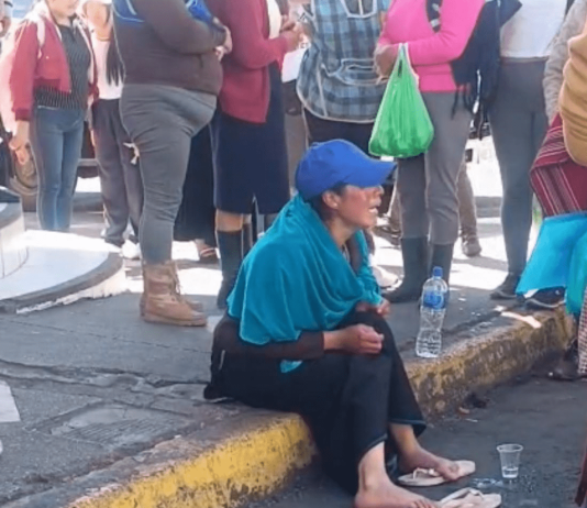 La tarde del viernes 17 de octubre de 2025, un hecho inusual causó conmoción entre comerciantes y transeúntes que se encontraban en las inmediaciones del mercado Oriental de Riobamba. Una mujer de aproximadamente 30 años de edad fue vista sentada sobre la vereda, gritando desesperadamente y realizando movimientos involuntarios, lo que generó preocupación entre quienes presenciaron la escena.