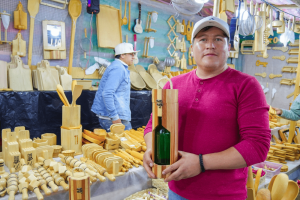 El Gobierno Autónomo Descentralizado Municipalidad de Ambato anunció el lanzamiento oficial de la plataforma virtual finados.ambato.gob.ec, una herramienta digital que permitirá a los comerciantes locales y nacionales adquirir un puesto para participar en el evento “Finados Shuyurco: Historia, memoria y tradición 2025”. Esta iniciativa busca dinamizar la economía local, fomentar el comercio formal y fortalecer las tradiciones culturales de la ciudad durante las festividades de los difuntos.
