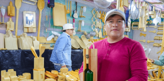 El Gobierno Autónomo Descentralizado Municipalidad de Ambato anunció el lanzamiento oficial de la plataforma virtual finados.ambato.gob.ec, una herramienta digital que permitirá a los comerciantes locales y nacionales adquirir un puesto para participar en el evento “Finados Shuyurco: Historia, memoria y tradición 2025”. Esta iniciativa busca dinamizar la economía local, fomentar el comercio formal y fortalecer las tradiciones culturales de la ciudad durante las festividades de los difuntos.