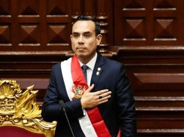 José Enrique Jerí Oré, de 38 años, se convirtió oficialmente hoy en presidente interino de Perú luego de que el Congreso destituyera a Dina Boluarte por “incapacidad moral permanente”. Jerí, quien hasta ahora ejercía como presidente del Congreso, asumió el cargo conforme a la línea de sucesión constitucional.