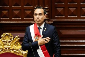 José Enrique Jerí Oré, de 38 años, se convirtió oficialmente hoy en presidente interino de Perú luego de que el Congreso destituyera a Dina Boluarte por “incapacidad moral permanente”. Jerí, quien hasta ahora ejercía como presidente del Congreso, asumió el cargo conforme a la línea de sucesión constitucional.