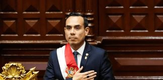 José Enrique Jerí Oré, de 38 años, se convirtió oficialmente hoy en presidente interino de Perú luego de que el Congreso destituyera a Dina Boluarte por “incapacidad moral permanente”. Jerí, quien hasta ahora ejercía como presidente del Congreso, asumió el cargo conforme a la línea de sucesión constitucional.