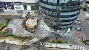 El presidente Daniel Noboa aseguró que los recientes atentados ocurridos en Ecuador incluyendo explosiones en Guayaquil, el puente Churute y la vía Cuenca-Girón obedecerían a una estrategia de grupos delictivos para desestabilizar al gobierno.