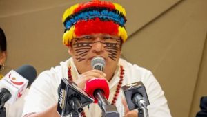 El dirigente indígena Marlon Vargas anunció este 22 de octubre de 2025 el fin del paro nacional convocado por la CONAIE. En un video divulgado en sus canales oficiales, Vargas confirmó el despeje de caminos y el repliegue de las comunidades hacia sus territorios.