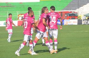 En una tarde intensa disputada en el estadio 9 de Mayo de Machala, Independiente del Valle volvió a demostrar por qué es uno de los equipos más regulares del campeonato ecuatoriano. El conjunto negriazul venció 2-1 a Orense SC en la segunda jornada del hexagonal final de la Liga Ecuabet 2025, resultado que le permite conservar la cima de la tabla.