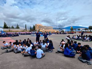 Más de 2.000 estudiantes de la Unidad Educativa Santo Tomás Apóstol participaron en un simulacro de conato de incendio, activado desde la Aplicación ECU 911 y coordinado desde la Sala Operativa del Centro Local Riobamba.