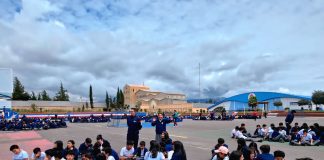 Más de 2.000 estudiantes de la Unidad Educativa Santo Tomás Apóstol participaron en un simulacro de conato de incendio, activado desde la Aplicación ECU 911 y coordinado desde la Sala Operativa del Centro Local Riobamba.