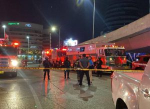 Una explosión ocurrida al atardecer frente al centro comercial Mall del Sol, en el norte de Guayaquil, dejó como saldo al menos dos personas muertas y numerosos daños materiales.El incidente tuvo lugar aproximadamente a las 18:30 en la avenida José Joaquín Orrantia, justo al frente de un edificio contiguo al complejo comercial.