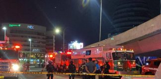 Una explosión ocurrida al atardecer frente al centro comercial Mall del Sol, en el norte de Guayaquil, dejó como saldo al menos dos personas muertas y numerosos daños materiales.El incidente tuvo lugar aproximadamente a las 18:30 en la avenida José Joaquín Orrantia, justo al frente de un edificio contiguo al complejo comercial.