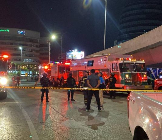 Una explosión ocurrida al atardecer frente al centro comercial Mall del Sol, en el norte de Guayaquil, dejó como saldo al menos dos personas muertas y numerosos daños materiales.El incidente tuvo lugar aproximadamente a las 18:30 en la avenida José Joaquín Orrantia, justo al frente de un edificio contiguo al complejo comercial.