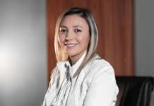 En sesión extraordinaria del Consejo Provincial desarrollada este lunes 13 de octubre de 2025, Mónica Loza Torres fue oficialmente posesionada como prefecta subrogante de la provincia de Chimborazo, tras recibir el respaldo de 18 votos a favor de los consejeros provinciales.