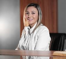 En sesión extraordinaria del Consejo Provincial desarrollada este lunes 13 de octubre de 2025, Mónica Loza Torres fue oficialmente posesionada como prefecta subrogante de la provincia de Chimborazo, tras recibir el respaldo de 18 votos a favor de los consejeros provinciales.