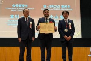 El talento ecuatoriano vuelve a destacar en la ciencia internacional. Iván Eduardo Ramírez Morales, investigador de la Universidad Técnica de Machala (Utmach), recibió en Tokio el Japan International Award for Young Agricultural Researchers 2025.A este galardón se lo conoce como el Japan Award, uno de los premios más importantes del mundo en investigación agrícola.