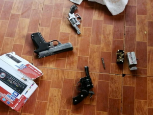 La justicia de Riobamba resolvió llamar a juicio a Juan H. y Julián O., tras acoger el dictamen acusatorio presentado por Fiscalía por la presunta tenencia de municiones de uso exclusivo de las Fuerzas Armadas y de la Policía Nacional.