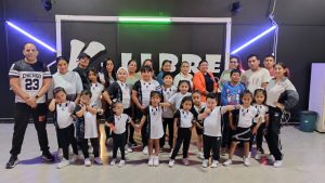 La Academia de Baile K-LIBRE DANCE STUDIO, nació en Riobamba en el año 2010, bajo la dirección y conducción de Francisco Rodríguez, coreógrafo y bailarín profesional con una amplia trayectoria a nivel nacional e internacional en estilos urbanos, latinos y comerciales.