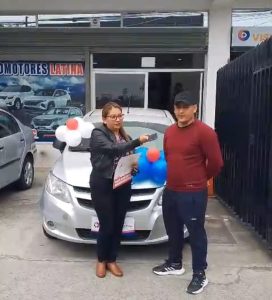 El jueves 27 de noviembre de 2025 a partir de las 11H30 en la oficina matriz de Riobamba (Av. la Prensa y Antonio Banderas frente al terminal terrestre), el personal administrativo y comercial de Automotores Latina Consorcio, realizaron la entrega de un vehículo Chevrolet SAIL 2014 al Sr. Henry Borja, con la finalidad de celebrar el Quinto Aniversario de creación de la empresa riobambeña.